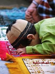 طفل صغير في الصلاة